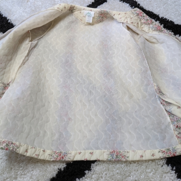 SOLD Vintage 1960s 1970s quilted house coat bed jacket - Picture 6 of 13